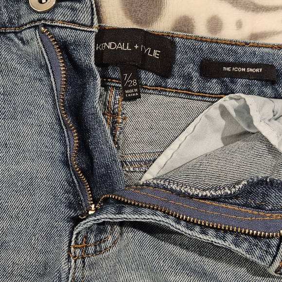 WOMENS Kendall and kylie JEAN SHORTS! size 7/28 - Picture 3 of 3